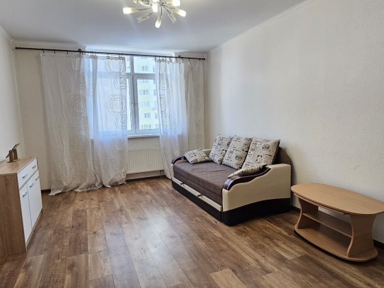 Здається 1к  Воскресенська 14-б Київ