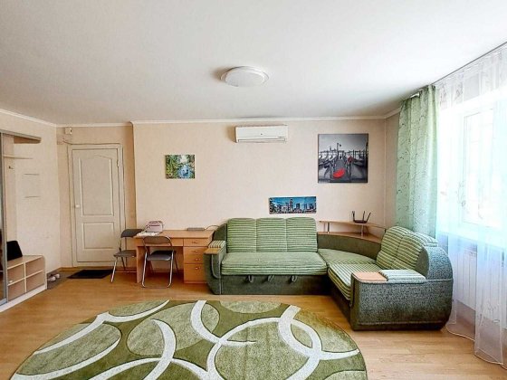 Малишка 19, студія, є ГАЗ, низький поверх, метро Дарниця 10хв пішки Киев