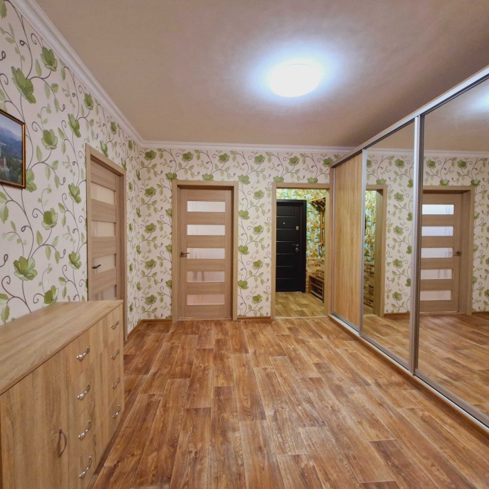 Для ВЕЛИКОЇ СІМ'Ї . Метро Житомирська 4хв пішки. - фото 1