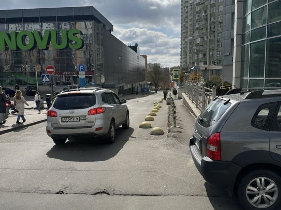 Продам паркомісце в м. Київ   В. Лобановського 4 Киев