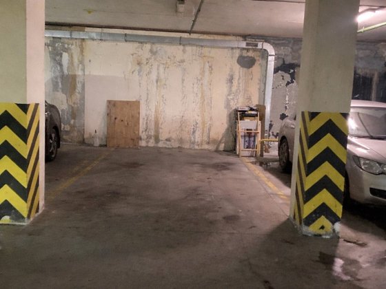 Велике паркомісце в підземному паркінгу Срібнокільська, 1 Киев