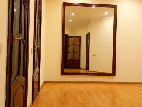 Аренда Трёхкомнатная центр Киева Назаревская 7-б( Ветрова)БотСад рядом Киев