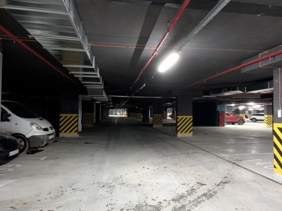 Здається велике паркомісце в паркінгу ЖК Манхетин Ивано-Франковск