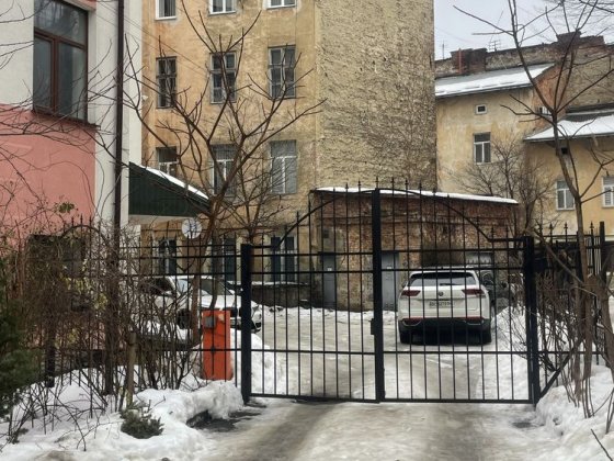 Паркомісце в закритому дворі , рн Шота Руставелі , Саксаганського Львов