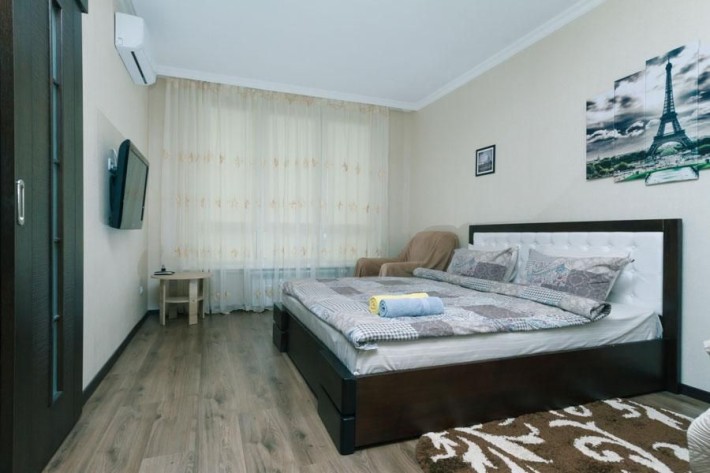 ПОГОДИННО, ПоДоБоВо квартира  біля метро ВИРЛИЦЯ, Генератор !!! - фото 1