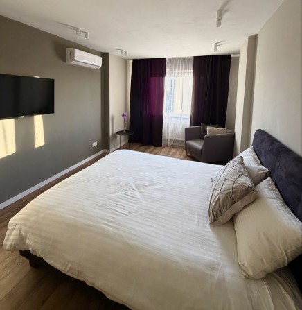 Новобуд Вікторія Гарденс, Південий,2 км кв. Подобово, погодинно - фото 1