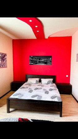 Погодинно подобово квартира в центрі - фото 1