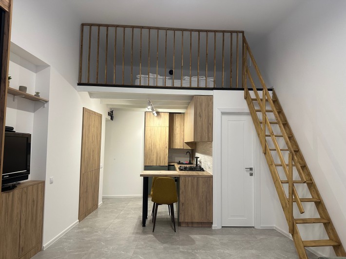 Стильна двоповерхова квартира-лофт у серці Львова подобово - фото 1