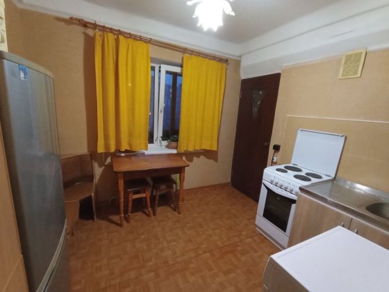 Двокімнатна  біля метро шість спальних недорого Київ