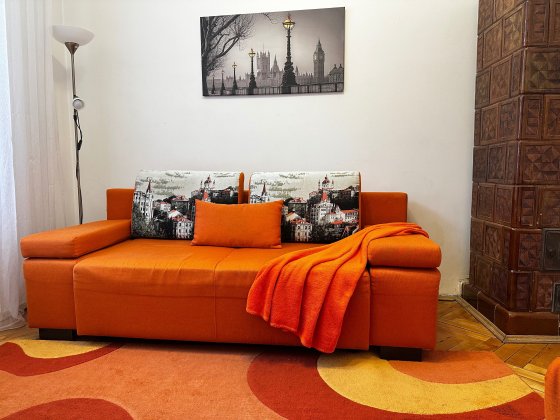 Затишна помаранчева студія біля центру, подобово Львів