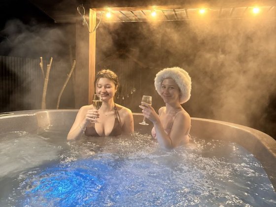 БУДИНОК ДЛЯ ВІДПОЧИНКУ з джакузі поруч з лісом! Угринов