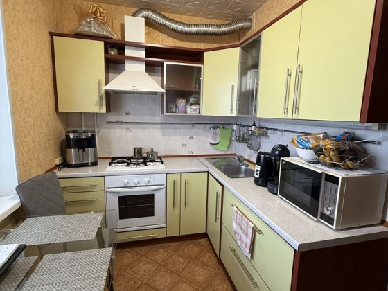 Продам трехкомнатную квартиру с холлом, 5 мкрн. А Каменское