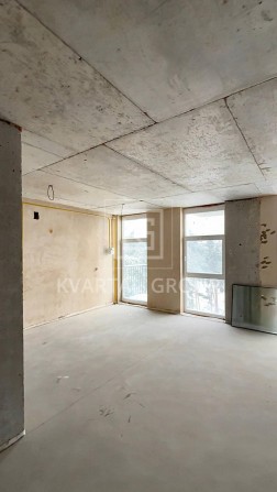 Трикімнатна квартира з кухнею вітальнею. Мінімальне оформлення - фото 1