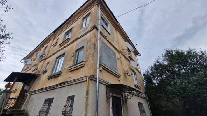 Продається 2 кімнатна квартира з гаражем і ділянкою у м. Дрогобичі - фото 1