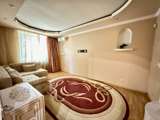 Центр міста, вул. Миру. 3-кімнатна, 75 м². Кам'янське