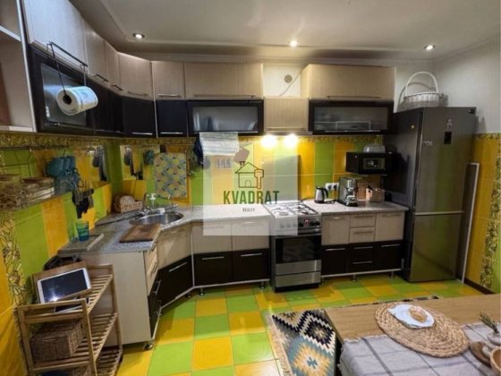 Продам 3-кімнатну квартиру з  ремонтом та індивідуальним опаленням Кам'янець-Подільський