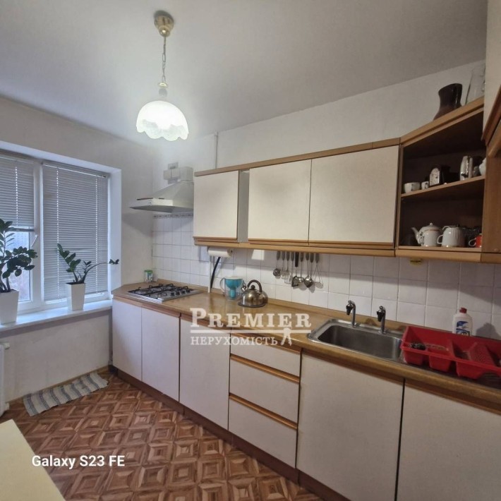 Продам трехкомнатную квартиру в Черноморске - фото 1