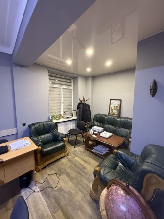 Продам 2х.ком .квартиру 1/4 проспект Свободы д.46 центер! - фото 1