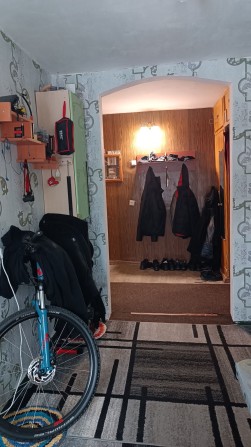 Продам 4 кімнаьну квартиру з частковим ремонтом - фото 1