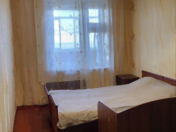 Продається двокімнатна квартира. Можливий торг. Ромни