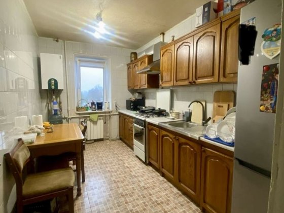 Продам 3 кімнатну квартиру.Чешка.Цегляний будинок.Газове опалення. Самар