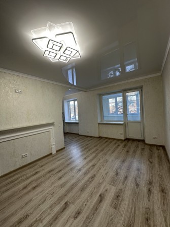 Продам 2 кімнатну з ремонтом на другому поверсі - фото 1