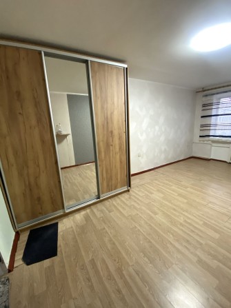 Кімната в гуртожитку зроблено хороший ремонт+кладовка 41701 - фото 1