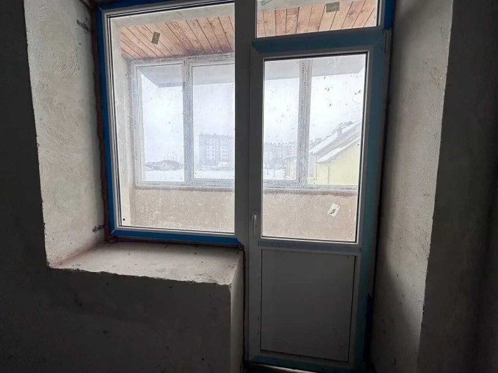 Простора 3-кімнатна квартира в обжитому будинку - фото 1