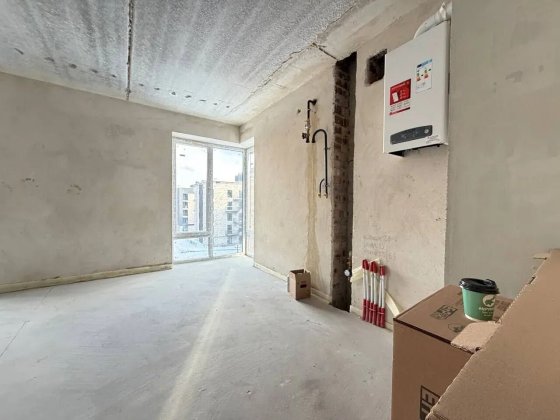 Здана однокімнатна з чорновими роботами та балконом в ЖК Долішній Крихівці