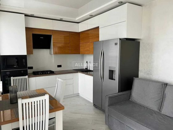 Велика видова квартира з євроремонтом! Угорники