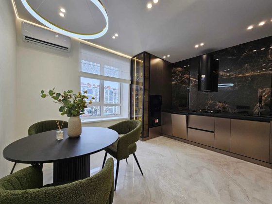 Велика півторакімнатна квартира біля озера Крихівці