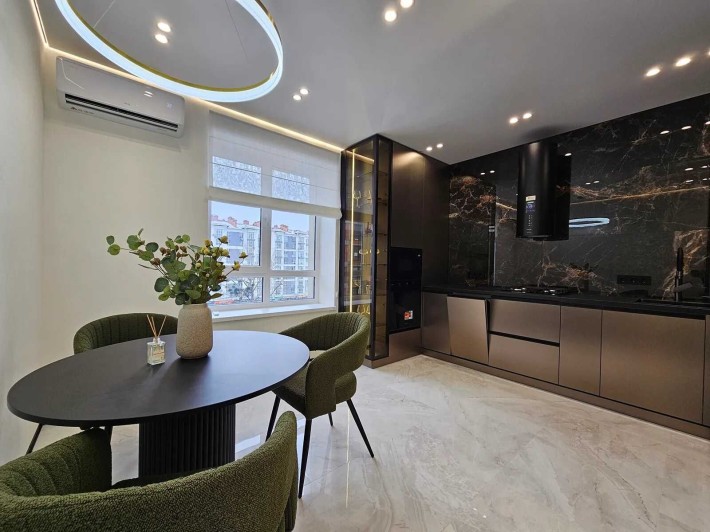 Велика півторакімнатна квартира біля озера - фото 1