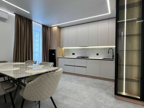 Дизайнерська трикімнатна квартира біля озера. Крихівці