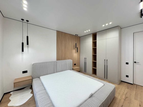 Простора трикімнатна біля озера Крихівці