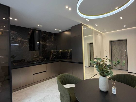 Велика однокімнатна квартира біля озера. Крихівці