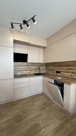 Продається світла та простора 2-кімнатна квартира по вул.Заозерна - фото 1