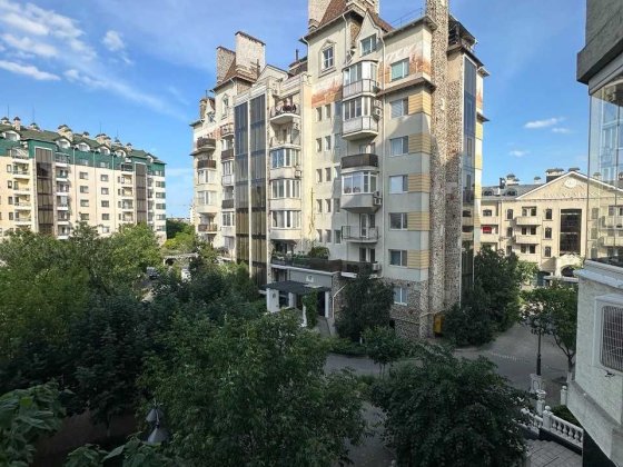 Продам просторную квартиру  в элитном ЖК "Зелёный Мыс"/"Моцарт" Крижанівка