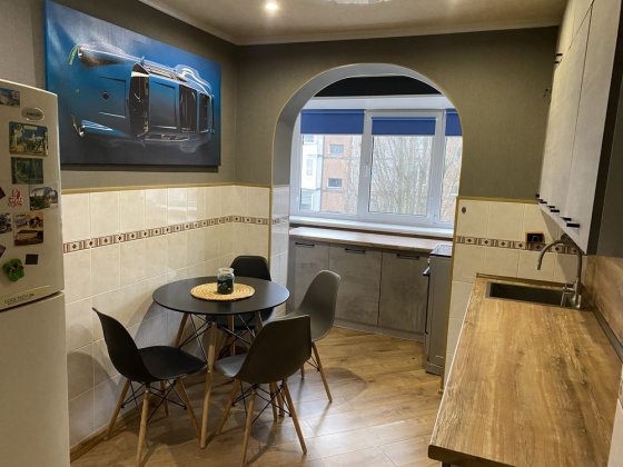 Продаж квартири м-н Будівельників 27/2 ціна 72000 договірна Вараш