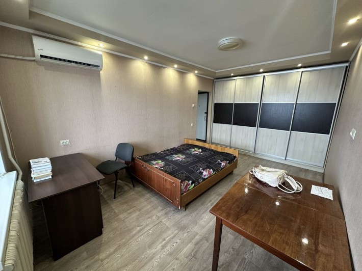 Продаж 1-к квартира на середньому поверсі з меблями та технікою - фото 1