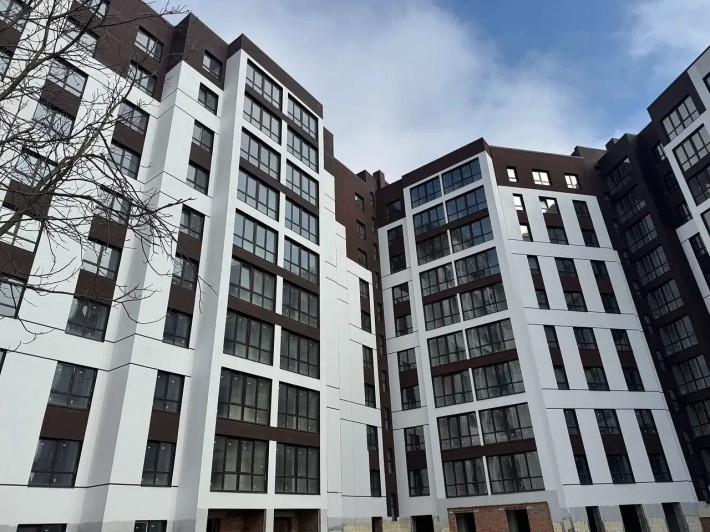 Трикімнатна квартира в готовому будинку біля міського озера - фото 1