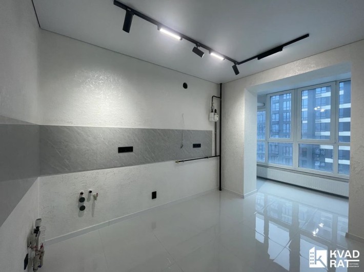 Продаж двох кімнатної квартири з ремонтом у закритому комплексі - фото 1