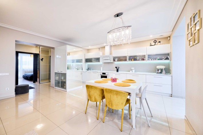 Дворівнева квартира у центрі міста з стильним ст сучасним ремонтом - фото 1