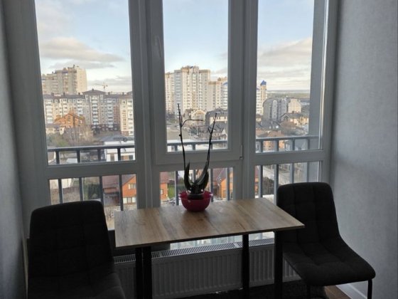 Квартира зновим ремонтом та меблями в центрі Бучі! Буча