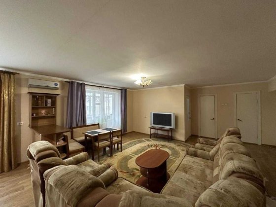 ПРОСТОРА 4-х кімнатна квартира з великою кухнею- студією. Івано-Франківськ