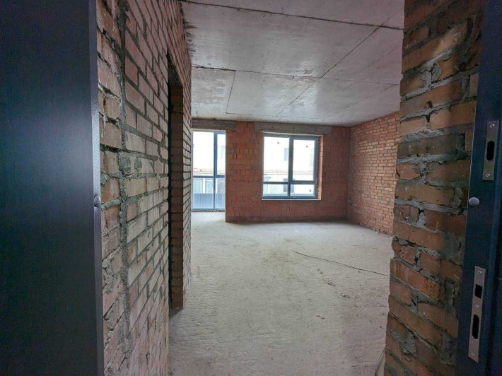 Повноцінна 1 кімнатна квартира з двома вікнами поруч із озером. - фото 1