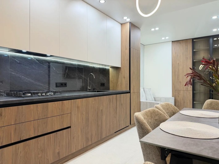 Двокімнатна+кухня-студія з балконом в центрі від Blago - фото 1