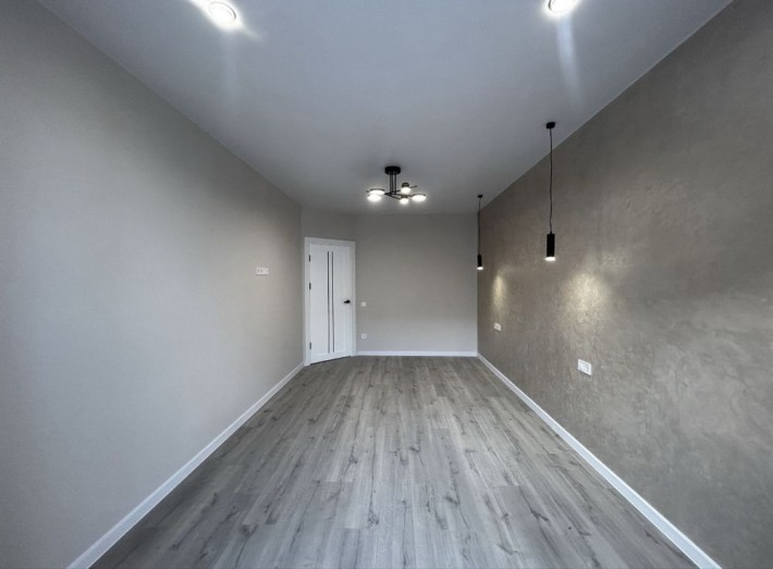 Велика 1 кімнатна квартира  з ремонтом - фото 1