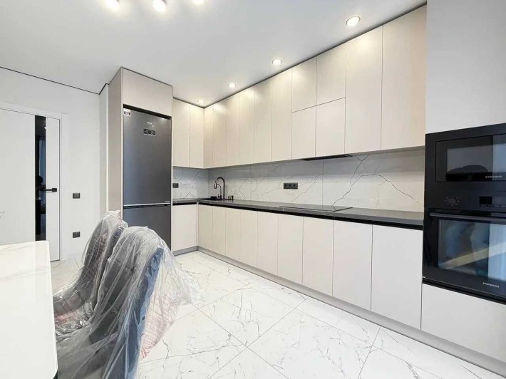 Продам! Укомлектована однокімнатна 43м2! Біля ТЦ Велес! - фото 1