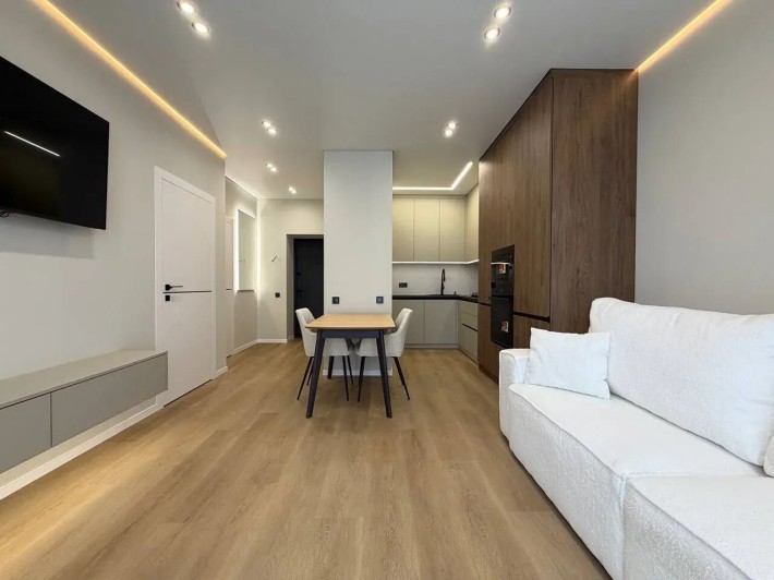 Однокімнатна з кухнею-студією та балконом в розвинотому районі міста - фото 1