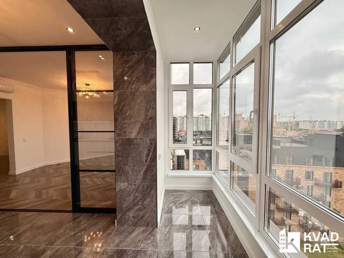 Продаж двох кімнтатної квартири у центрі із кухнею вітальнею Ремонт - фото 1